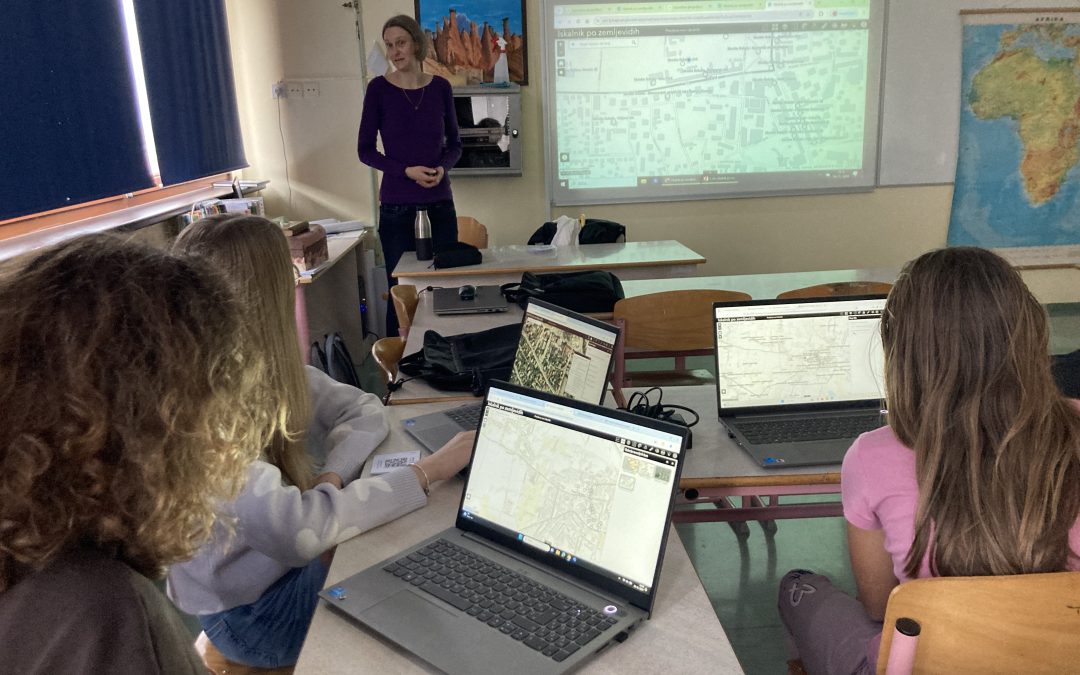 Raziskovanje okolja z uporabo spletnih in mobilnih aplikacij